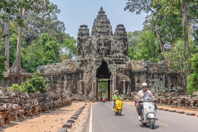 Angkor Adventure Vespa Tour / Tuk Tuk or Car - Guides, Safety Feel, and the Real Comfort of a Small Group