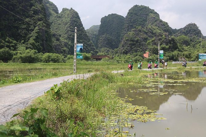 Hanoi Vespa Tour Explore Red River Delta & Rural Villages 5 Hours - Lunch break and the rhythm of village food