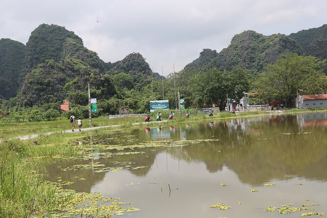 Hoi An Vespa Tour Rural Villages Experience - Tra Que Vegetable Village: straw mats, farmers, and river livelihoods