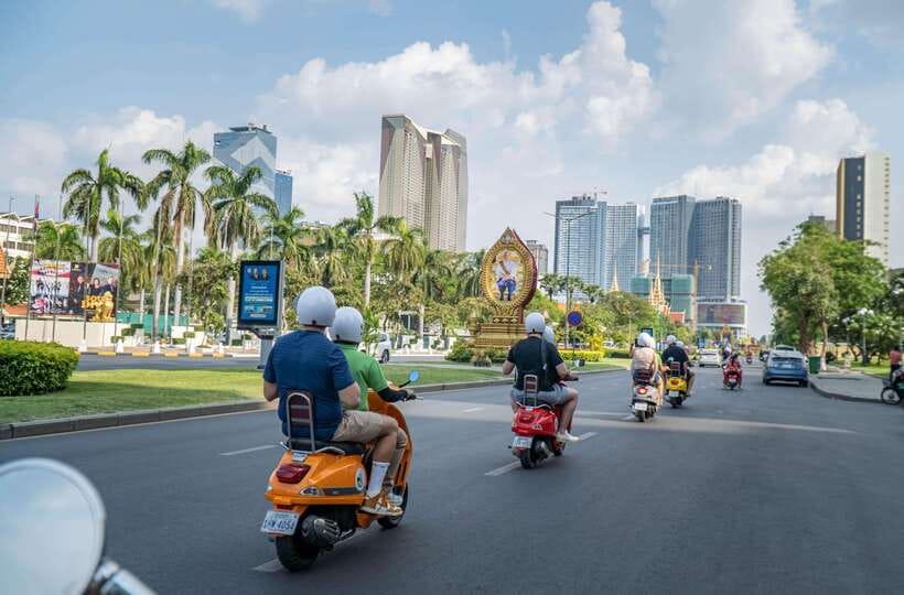 Phnom Penh: City & Silk Island Haft Day or Full Day Tour - Central Market (Phsar Thmey) and Wat Phnom: Art Deco Meets Local Faith