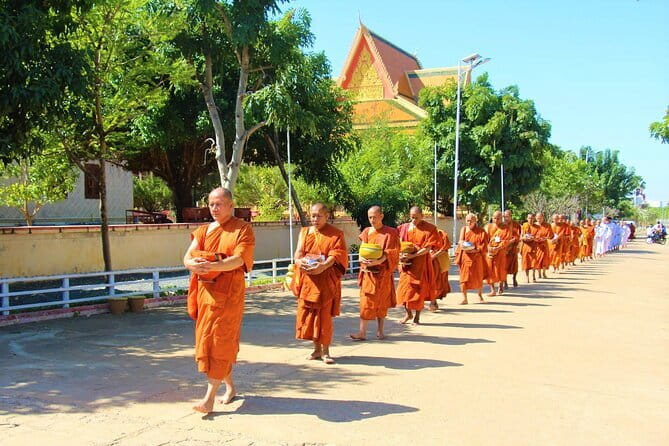Phnom Penh: Highlights Tour Including National Museum - Central Market (Phsar Thmey): where the city shows up in full color