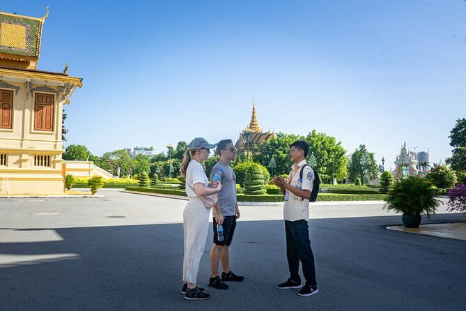 Phnom Penh: Highlights Tour Including National Museum - Wat Phnom: a temple visit that adds a different flavor