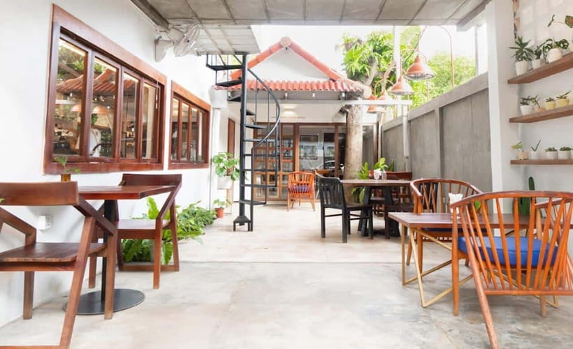 Phnom Penh: Morning Foodie, Market Walking & Street Art Tour - Wat Botum Park Coffee, Tea, and Lunch: The Khmer Flavor Finish