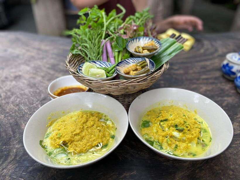 Phnom Penh Night Foodie Vespa Tour / Tuk Tuk Available - Russian Market + Dessert + Street Snacks
