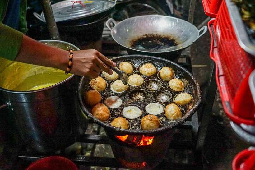 Phnom Penh Night Foodie Vespa Tour / Tuk Tuk Available - Independence Monument and Royal Palace: Seeing Phnom Penh’s Icons Without Losing the Bite