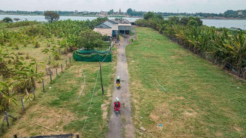 Phnom Penh Silk Island Sunset Vespa Tour / Tuk Tuk Available - The Sunset Finale: Local Snacks, Beer or Soft Drink, and River Views