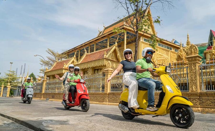 Phnom Penh: Walking Tour, Food Tour & Sunset Cruise - Wat Ounalom Monastery: A Key Buddhist Site That Changes the Tempo