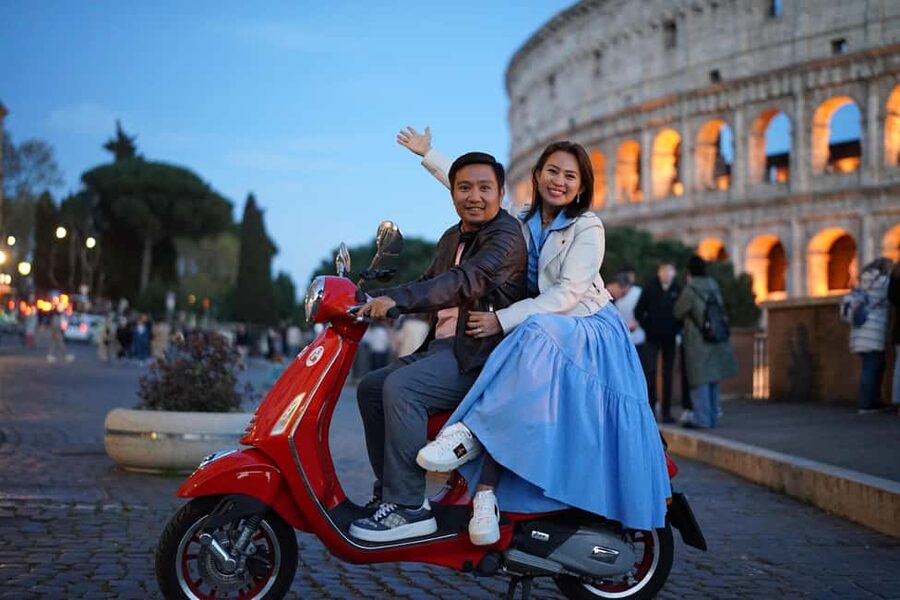 Rome: City Highlights Nighttime Vespa Photoshoot Jouney - Meeting at Caffe Roma and getting helmet-ready