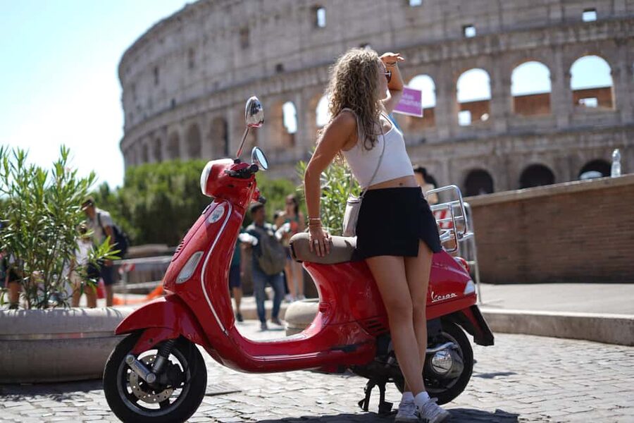 Rome: Night Photography service by Vespa with Aperol Spritz - Why this Rome night Vespa format works for photos