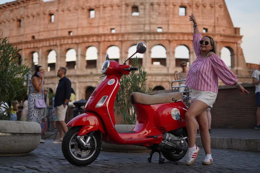 Rome: Night Photography service by Vespa with Aperol Spritz - Janiculum Hill: panoramic view plus Aperol Spritz