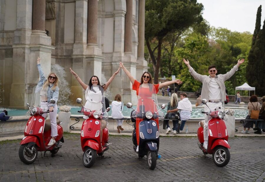 Rome: Photography Service by Vespa Scooter - Why a Vespa photo tour beats a regular Rome walk