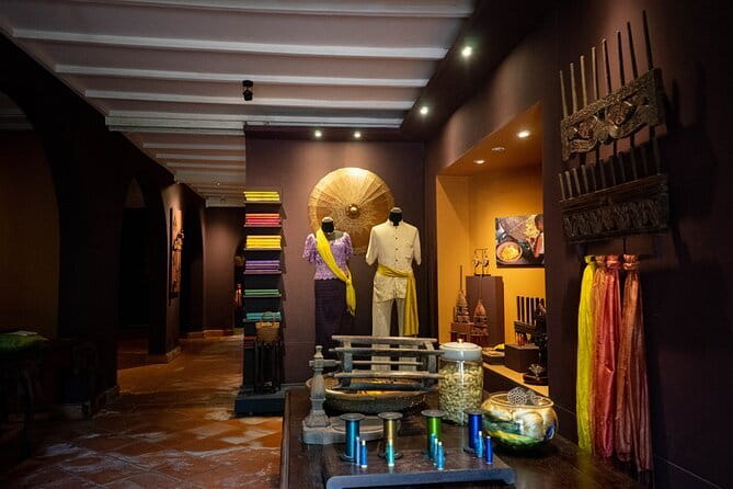 Siem Reap City Tour By Vespa - Phsar Chas: using the market to understand daily Siem Reap