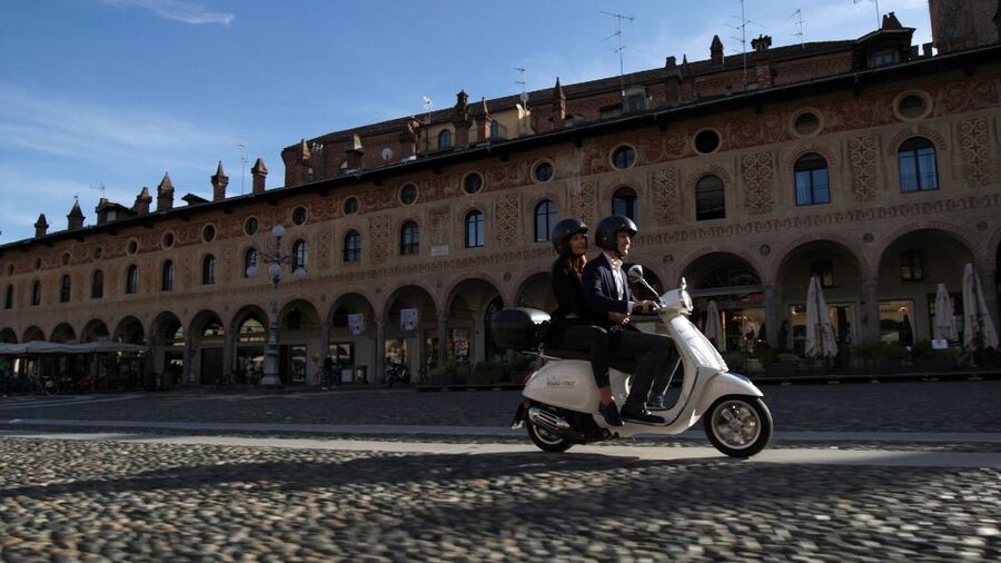 Tuscany by Vespa Full-Day Tour to Chianti Wine Region - The 17th-century villa: where lunch, wine, and olive oil come together