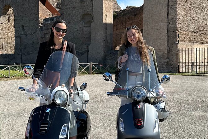 Vespa experience guided by us & Photo shoot - Roman Forum panoramic view and optional photo shoot
