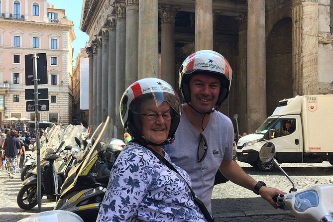 Vespa Primavera 125 cc Rental at Rome 24 ore - The handoff: documents, the rider check, and the pre-ride test