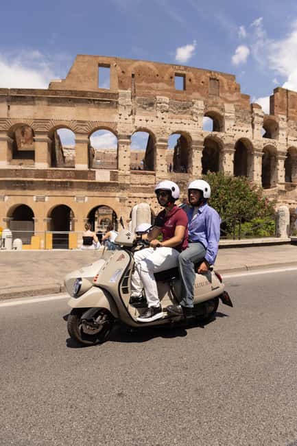 Vespa Sidecar Tour: Highlights of Rome - Monument to Vittorio Emanuele II and the Colosseum approach