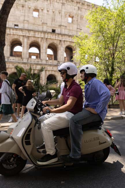 Vespa Sidecar Tour: Highlights of Rome - The Roman Ghetto and Synagogue-area atmosphere