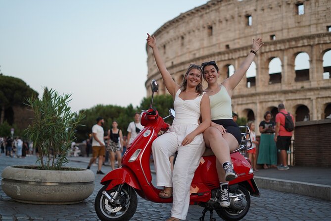 Vespa Tour in Rome with professional photographer - Meeting at Via del Colosseo and getting your timing right
