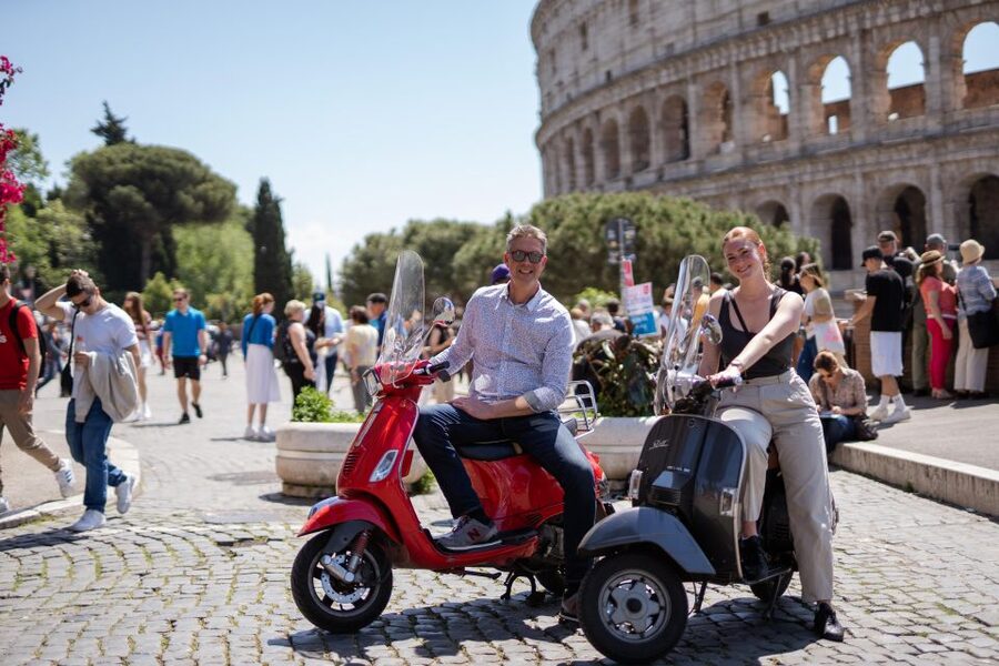 Vespa tour with Professional Photoshoot - The guide and photographer team: what to look for