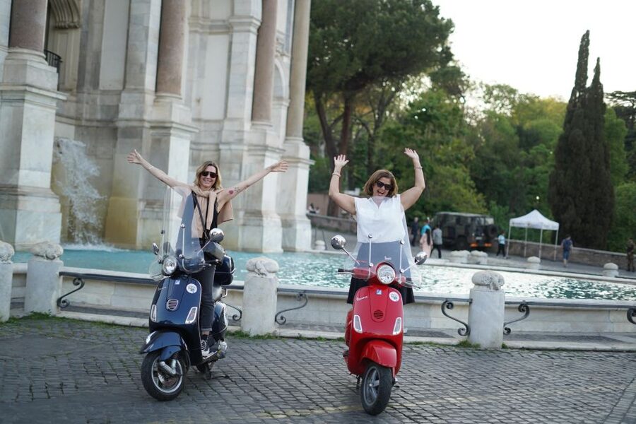 Vespa - Wine and Photography service in Rome - Rolling past Circus Maximus: the “see it, don’t fight it” stretch