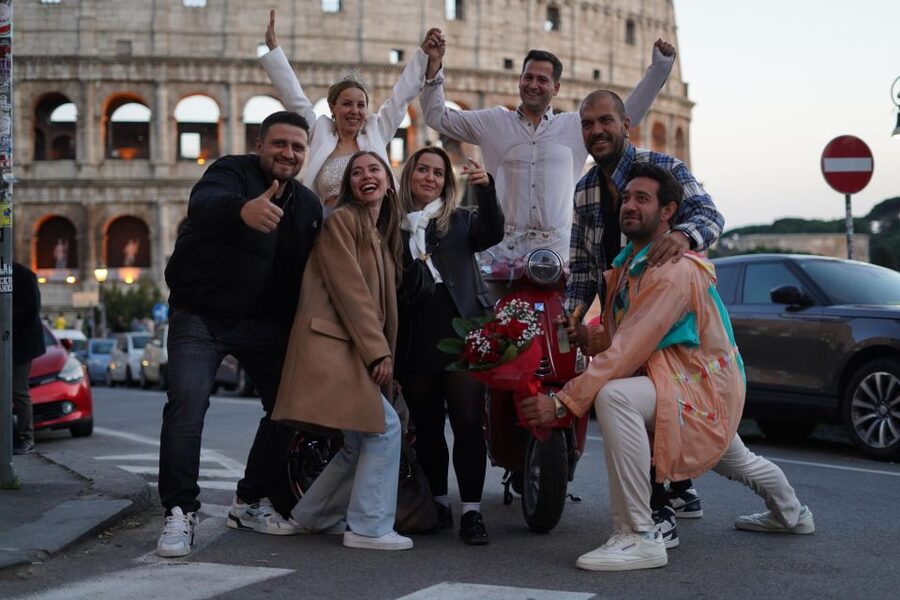 Vespa - Wine and Photography service in Rome - Trastevere pass-by: a taste of the neighborhood vibe
